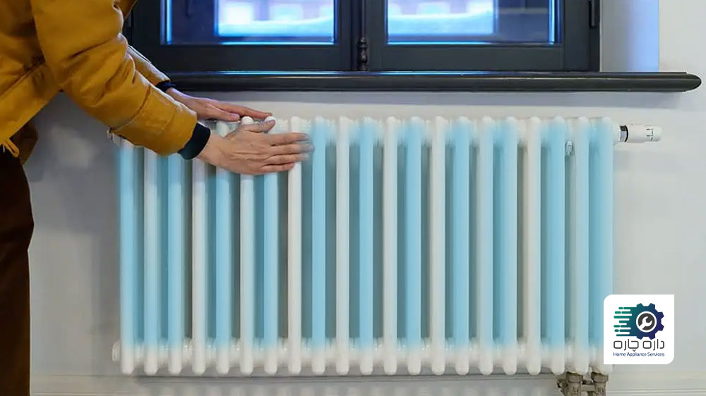 یک نفر در حال دست زدن به رادیاتوری که سرد است