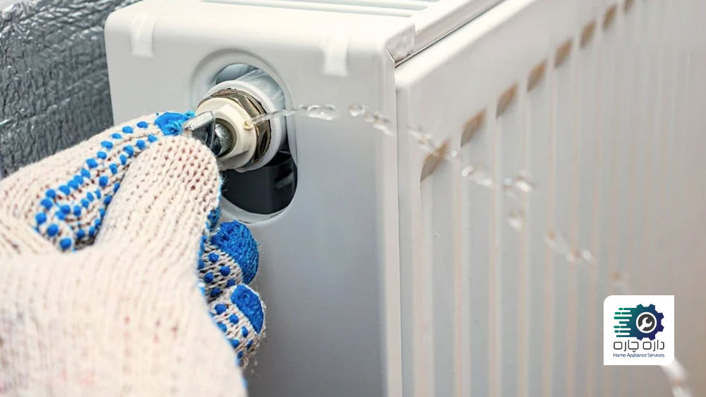 یک نفر در حال هواگیری رادیاتور