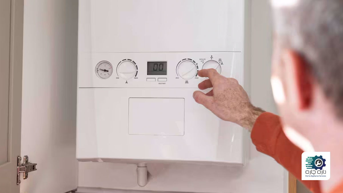 یک نفر در حال تنظیم آبگرمکن پکیج گرمایشی که فشار آن افت کرده