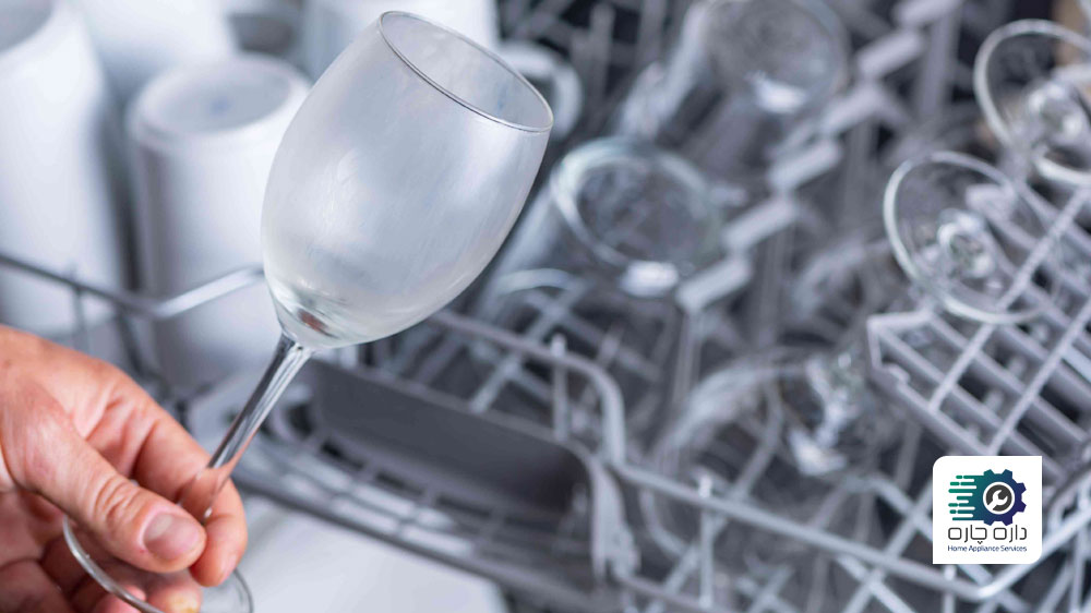 یک لایه سفید رنگ روی لیوان شیشه ای ماشین ظرفشویی ظاهر شده