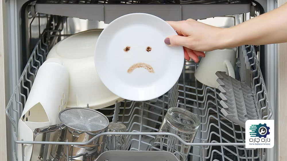 یک نفر ظرف کثیف را از ماشین ظرفشویی بیرون اورده